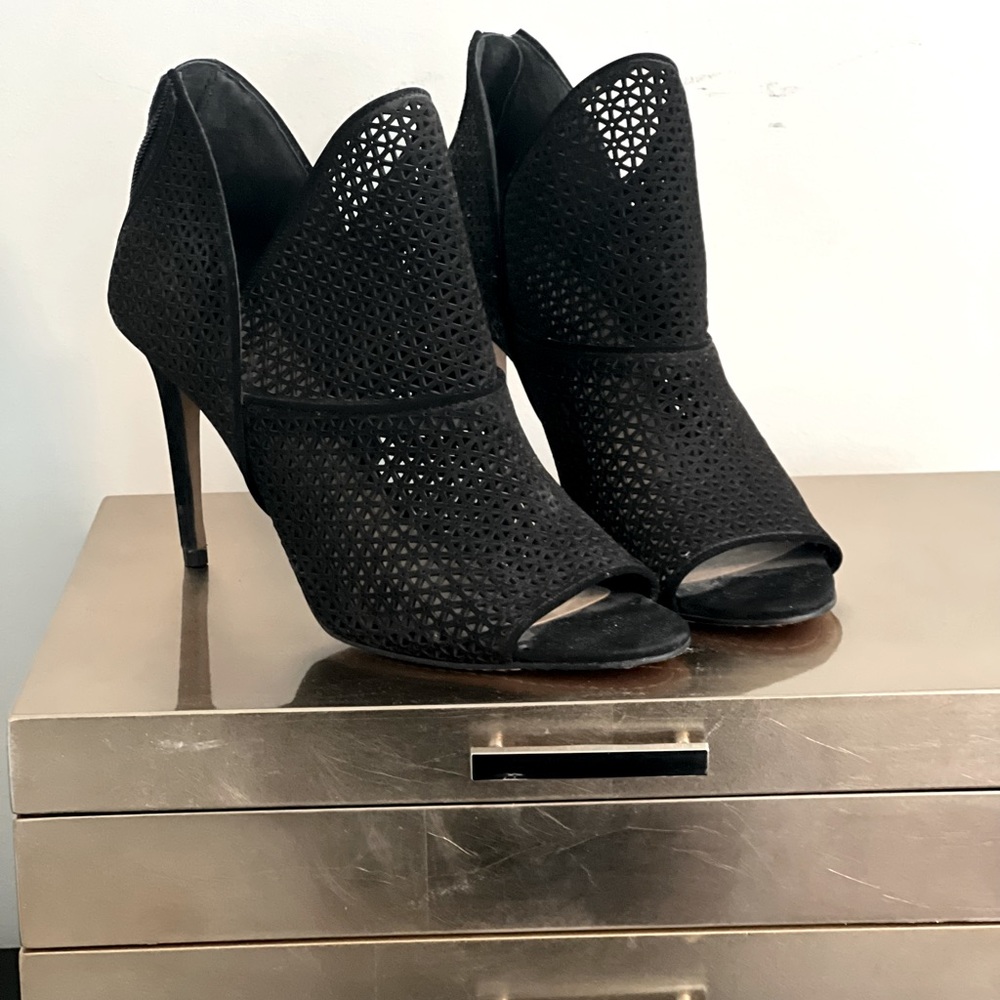Vince Camuto Black Stiletto Size 10